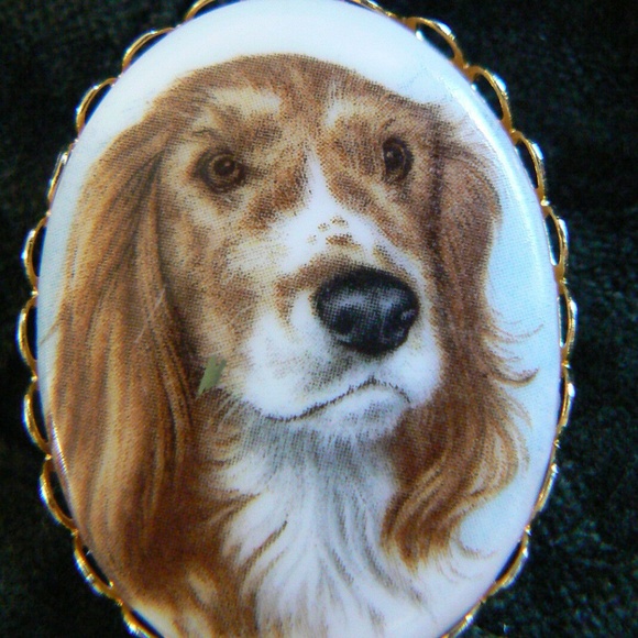 GOLD TONE METAL PORCELAIN SETTER DOG PICTURE PIN BROOCH - Picture 2 of 3